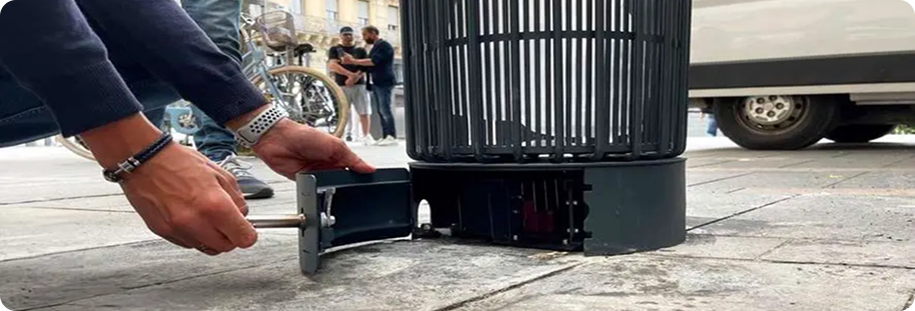 Installé au bon endroit : sous les corbeilles